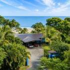 Casa Frente a La Playa con Pick Up y Jeep Incluido en Venta en Torio