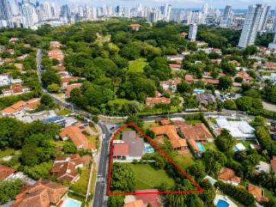 Venta de Casa en Altos del Golf, 2,500 m&sup2; de Terreno y 557 m&sup2; de Construcci&oacute;n